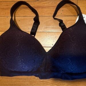 Soft wireless bra with embroidered design detail